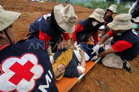 DIKLATSAR PENANGANAN KORBAN BENCANA ALAM ANTARA Foto