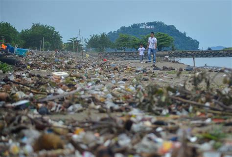 Sampah Berserakan Di Pantai Padang Republika Online