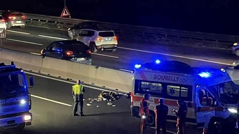 Incidente A Napoli Attraversa L Autostrada A Piedi E Una Moto Lo