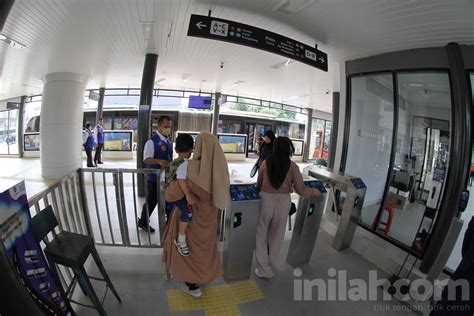 Foto Halte Transjakarta Kampung Melayu Kembali Beroperasi