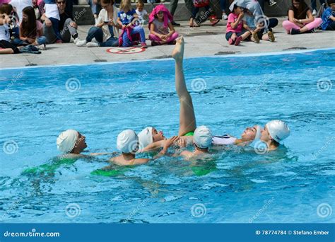 Grupo De Muchachas En Una Piscina Que Practica La Nataci N Sincronizada