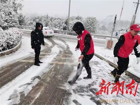 当“冬雪白”遇上“党员红”——江背镇党员干部除雪暖民心 长沙 新湖南