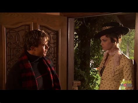 Usar lencería sexy y tener sexo al aire libre en el jardín es lo que le gusta a la milf