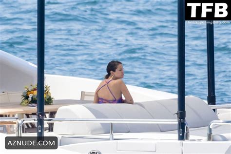 Selena Gomez Sexy Seen In Her Tempting Hot Swimsuit During Italian Vacation With Andrea