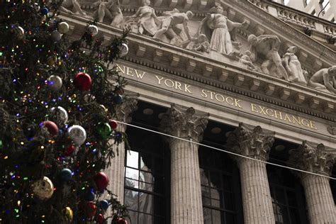 Wall Street cierra a la baja última jornada del año pero sube 20 en 2023