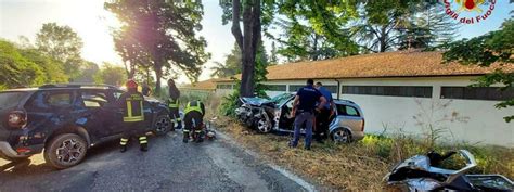 Marche Violento Scontro Fra Auto All Alba Due Persone Estratte Dai