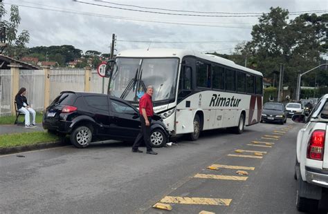 Jovem perde controle de carro e bate de frente em ônibus no bairro