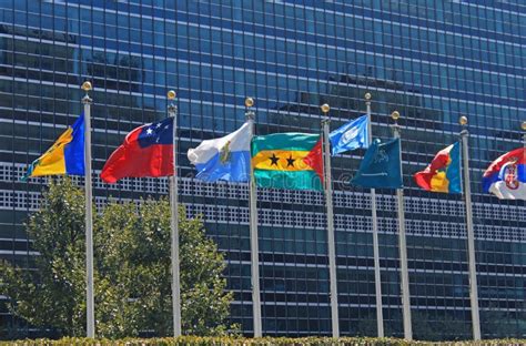 Drapeaux De Lonu Devant Les Nations Unies Construisant à New York City