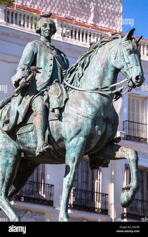 Estatua Ecuestre Del Rey Carlos Iii Famoso Tio Pepe De La Puerta Del