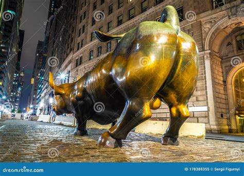 Charging Bull in New York editorial image. Image of sculpture - 178388355