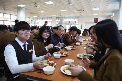 새해 달라지는 지역 정책고교 무상급식·무상교복 전국 확산 지역 사회 뉴스 한겨레