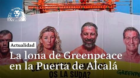 Greenpeace España descuelga lona de 14 metros en la Puerta de Alcalá