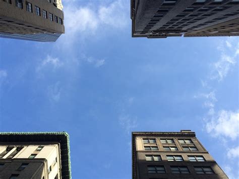 Vista de bajo ángulo del edificio contra el cielo Foto Premium