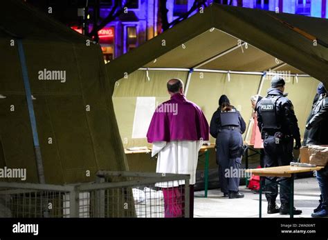 Nrw Innenminister Reul Besucht Einsatzkraefte In Koeln Guido Assmann