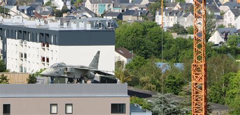 Insolite Près de Granville Il installe un avion de chasse sur son toit