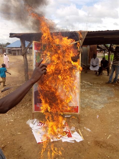 Zamani Youths In Niger State Burn Their Brooms And Apc Banners Photos