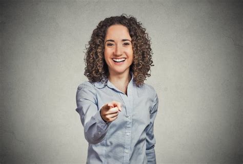 Mulher Feliz Entusiasmado Que Sorri Rindo Apontando O Dedo Para Você