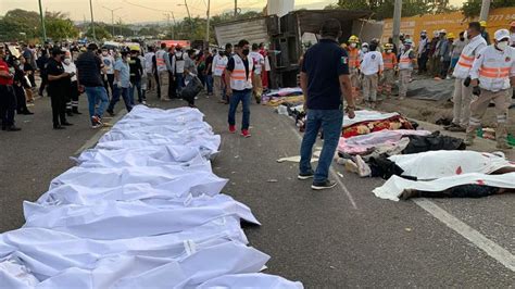 FOTOS Suman 54 migrantes muertos tras volcadura de tráiler en Tuxtla