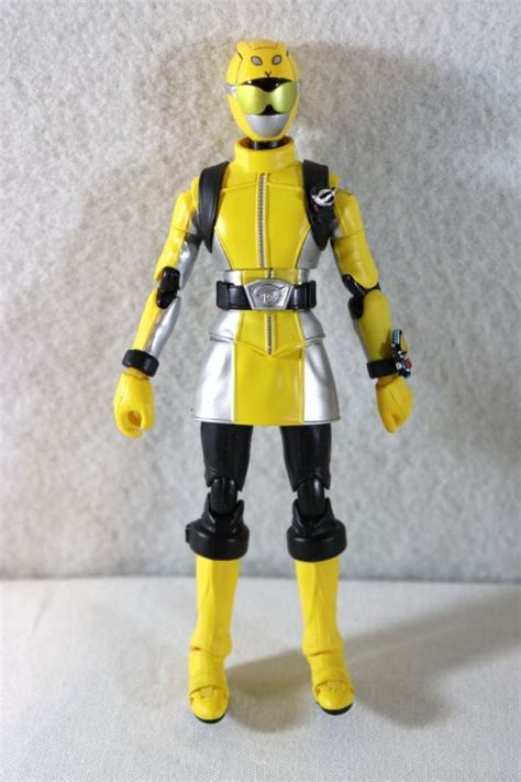 S H Figuarts Tokumei Sentai Go Busters Yellow Buster Usada