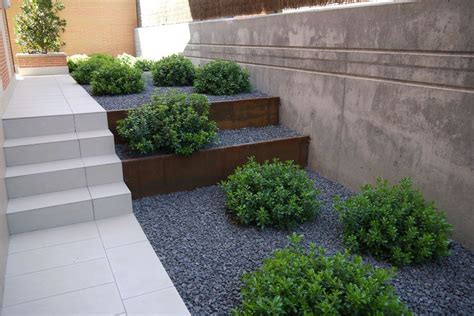 Jardín moderno Jardín de bajo mantenimiento Terrazas de acero corten