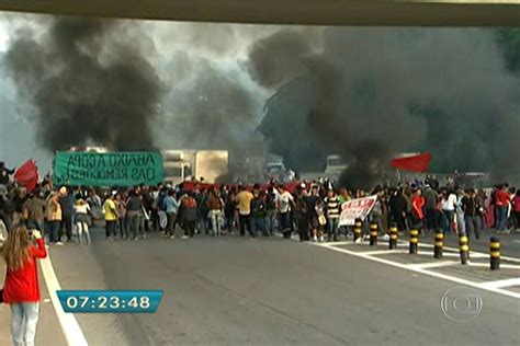 Vídeo Manifestantes bloqueiam Rodovia Anhanguera Bom dia SP G1