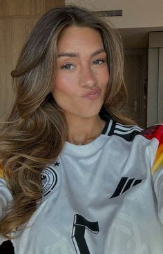 Sophia Weber Brunette Hair With Highlights Hair Inspiration Hair Beauty