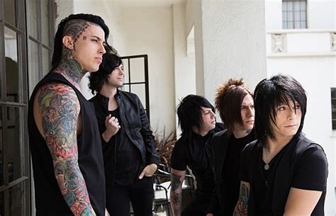 Watch Escape The Fate reunite with Ronnie Radke on stage