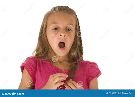 Χαριτωμένο νέο κορίτσι Brunette στο ρόδινο χασμουρητό πουκάμισων Στοκ Εικόνες εικόνα από