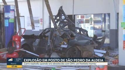 Vídeo Carro explode num posto de gasolina na hora em que era