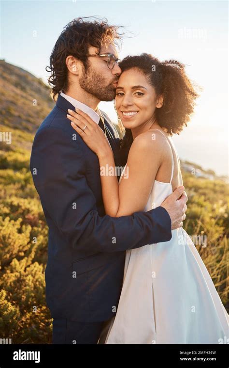 L Amour Le Mariage Ou Le Couple Baiser Dans La Campagne Ou La Nature