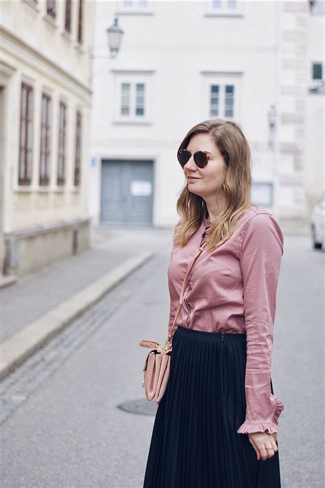 Streetstyle Herbst Outfit Mit Plisseerock Bluse Und Sling Pumps