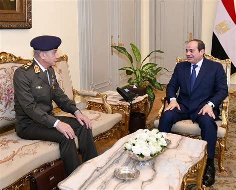 لحظة استقبال الرئيس السيسي الفريق أول محمد زكي وزير الدفاع والإنتاج الحربي