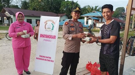 Polsek Belitang Hulu Dan Bhayangkari Bagi Bagi Takjil Kepada Masyarakat