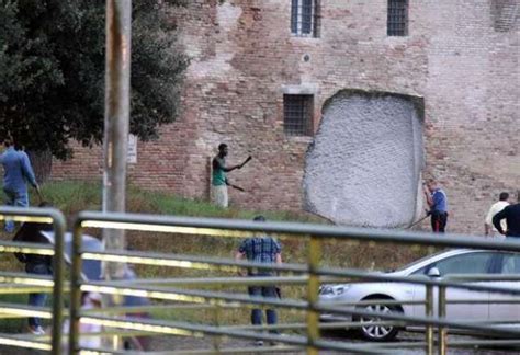 Jesi Semina Panico Tra I Passanti Armato Di Machete Ultime Notizie Flash