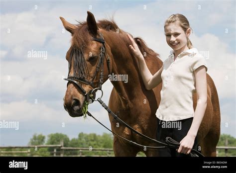 Enfant de sexe féminin avec cheval Banque de photographies et dimages