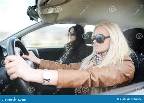 Junge Stattliche Blonde Frau Im Auto Stockbild Bild Von Auto Leute 24517607