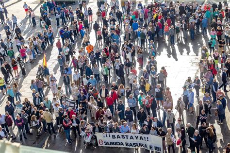 Vecinos De Benidorm Se Manifiestan En Contra De La Subida De Impuestos