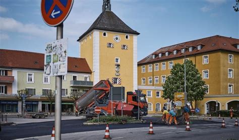 Update von B20 Baustelle in Laufen Schweres Gerät neuer Asphalt auch