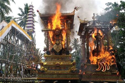 Upacara Adat Bali Ngaben Ritual Suci Menghormati Roh Roh Yang