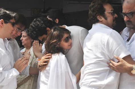 Mona Kapoor Funeral Ceremony Photo 35 Of 68