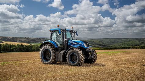 New Holland Agriculture Debuts Worlds First LNG Tractor