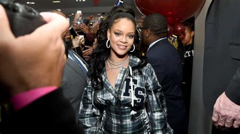 Rihanna Prepara Se Para Lan Ar Linha De Lingerie