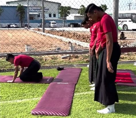 Viral Timnas Indonesia U Sholat Berjamaah Di Lapangan Netizen