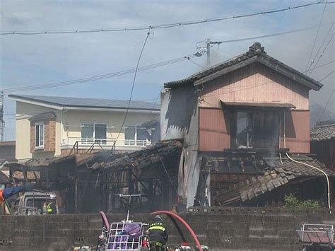 「大量の煙が出ている」と通報住宅など複数の建物で火災 焼け跡から性別不明の1人の遺体 男性1人搬送 ライブドアニュース