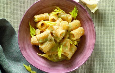 Ricetta Rigatoni Con Crema Di Cavolo Cappuccio E Toma La Cucina Italiana