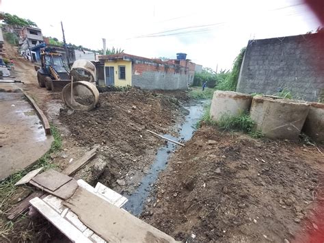 Prefeitura Executa A Limpeza E Manuten O Do Canal De Drenagem Do