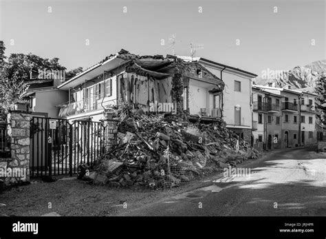 Escombros Del Terremoto Que Sacudi La Ciudad De Amatrice De La Regi N