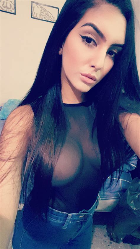 Super Amateur Brunette With Very Hot Body Nude Pictures