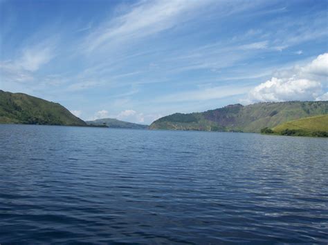 ide  background danau toba