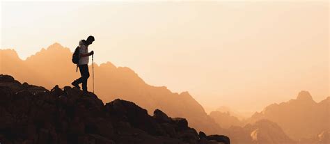 hiking  aid kit essential items day hikes  denver